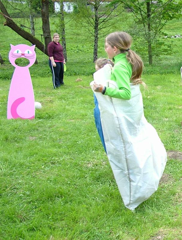 02 Detsky den skakani v pytli.jpg - Dětský den v Rudolfově